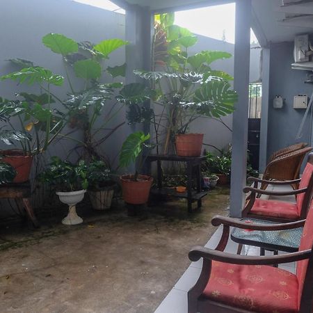 Отель Reddoorz At Lapangan Bandara Sam Ratulangi Манадо Экстерьер фото