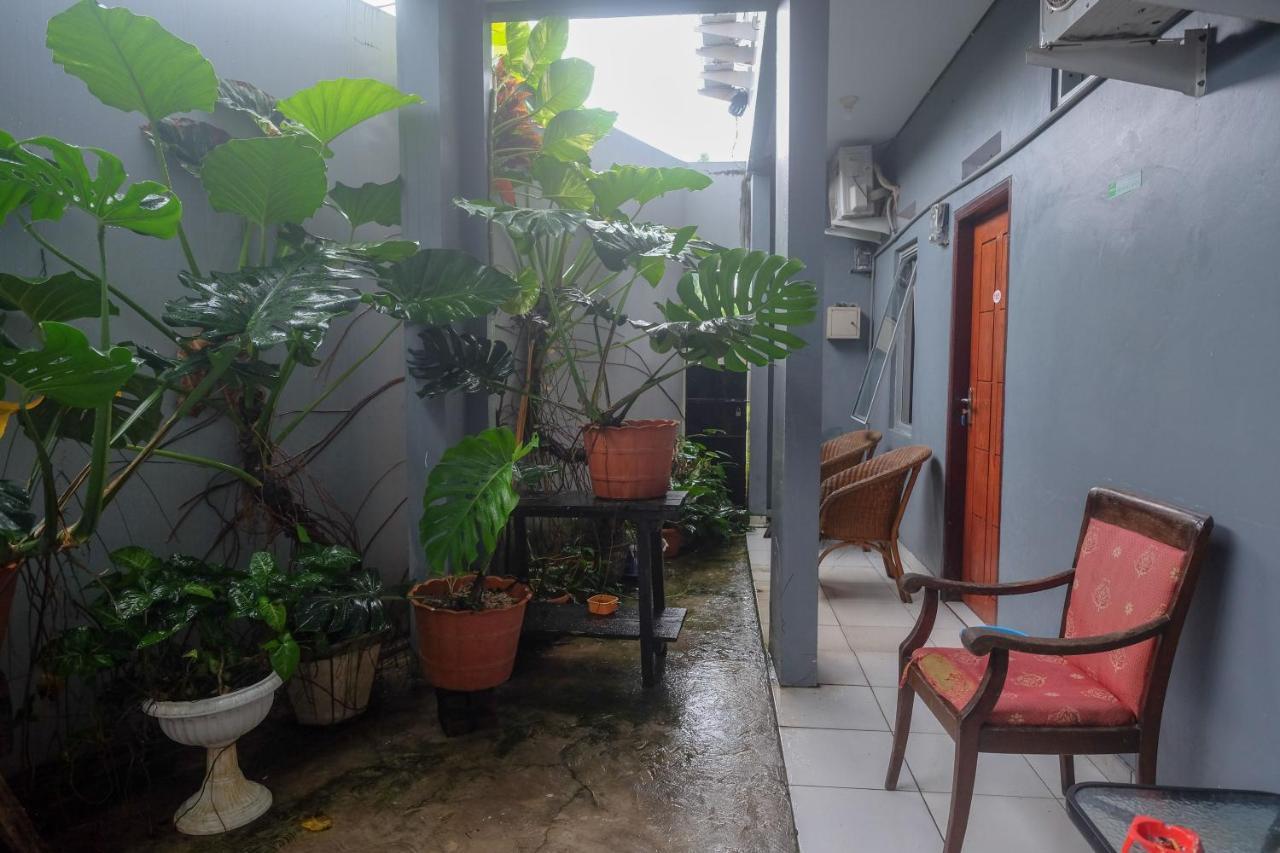 Отель Reddoorz At Lapangan Bandara Sam Ratulangi Манадо Экстерьер фото