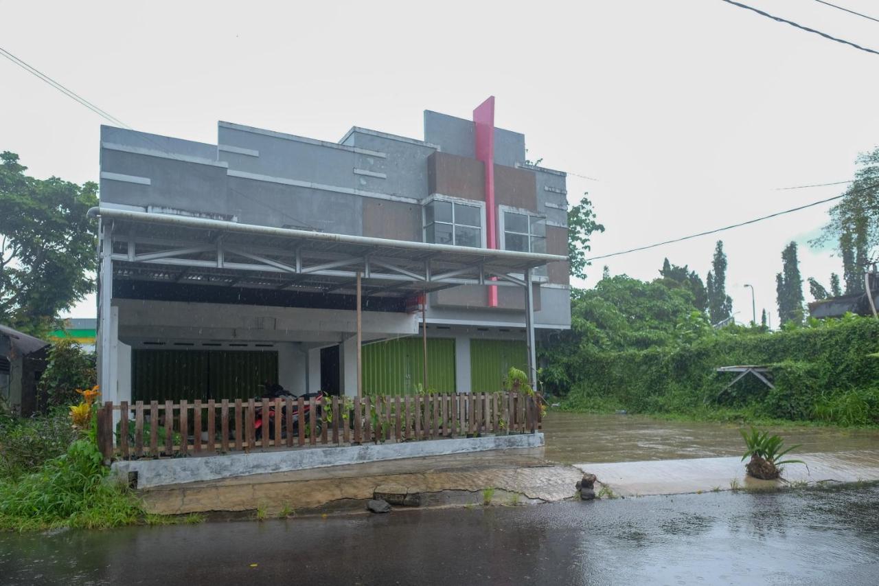 Отель Reddoorz At Lapangan Bandara Sam Ratulangi Манадо Экстерьер фото