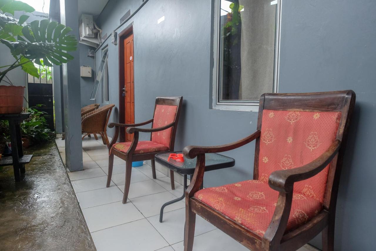 Отель Reddoorz At Lapangan Bandara Sam Ratulangi Манадо Экстерьер фото